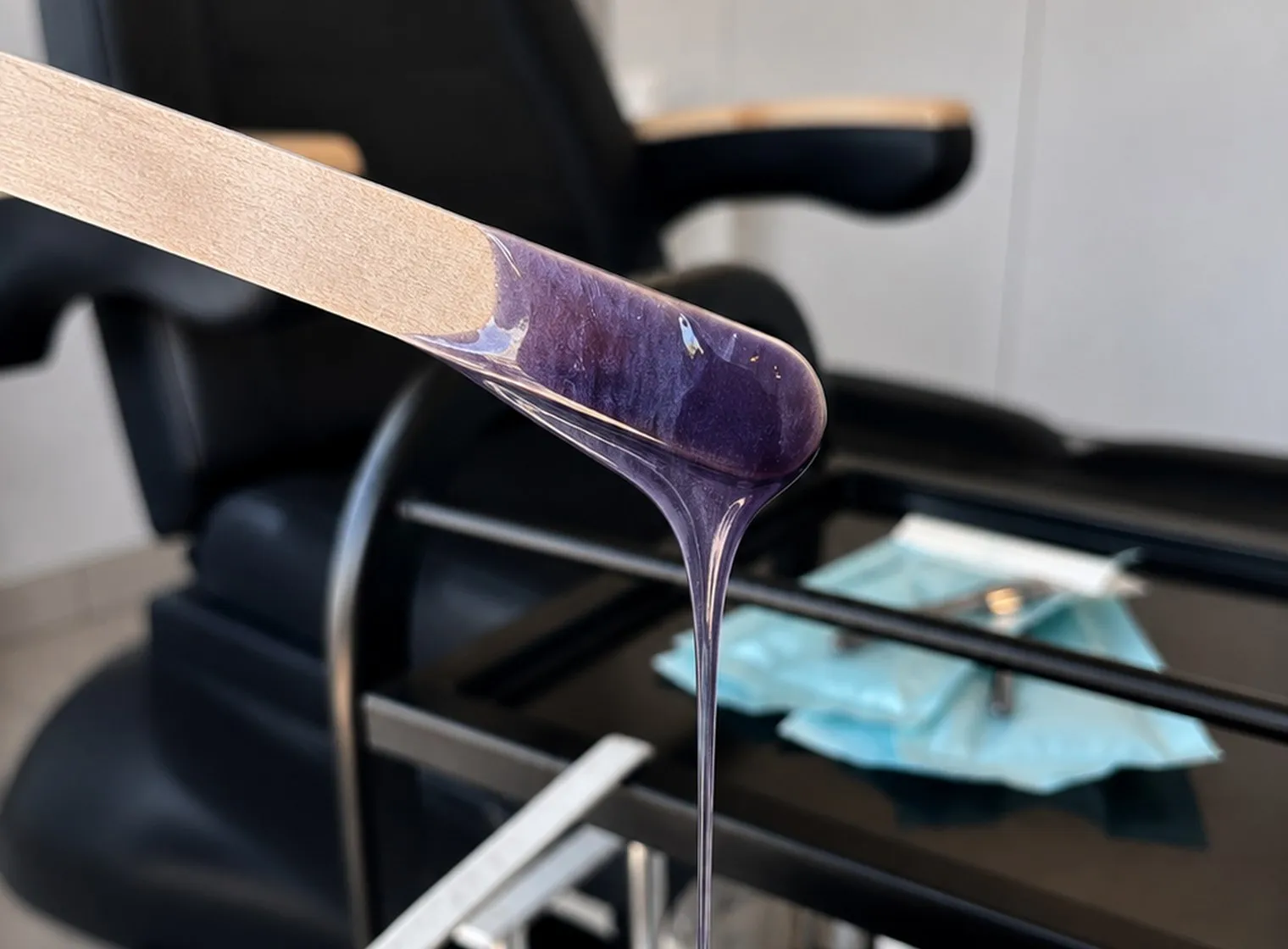 Wosk do depilacji przygotowany do zabiegu w salonie Lua Kosmetologia w Poznaniu