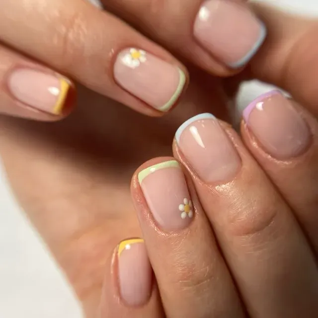 Pastelowy manicure francuski z kwiatkami wykonany w Lua Kosmetologia w Poznaniu