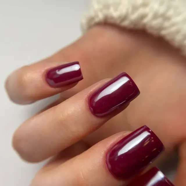 Klasyczny bordowy manicure hybrydowy wykonany w Lua Kosmetologia