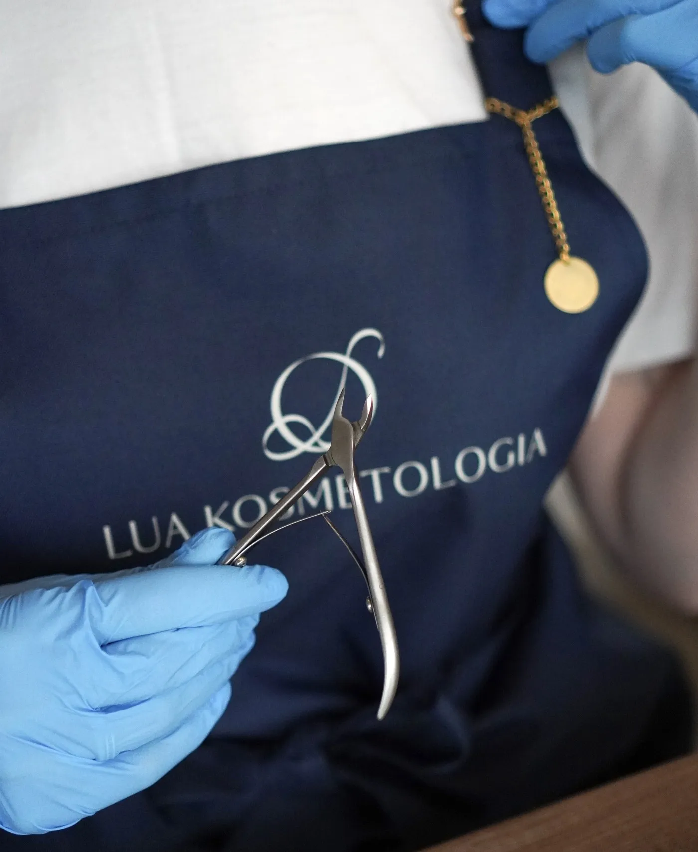 Stylistka Lua Kosmetologia w firmowym fartuchu z wyhaftowanym logo