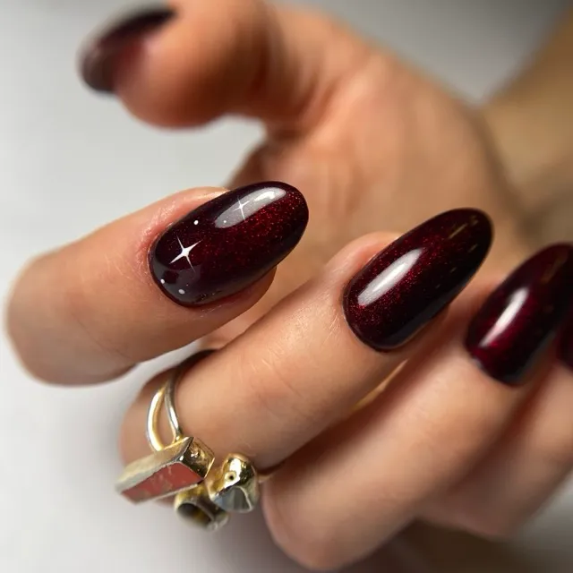 Bordowy manicure cat eye na migdałowych paznokciach — salon Lua na Polance